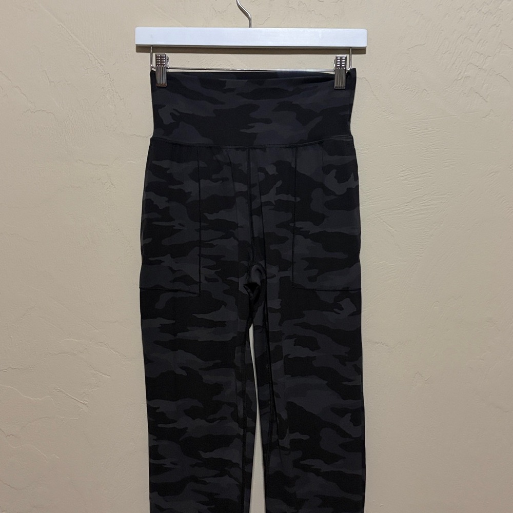 Athleta Black Camo Salutation Joggers.  Excellent Condition!